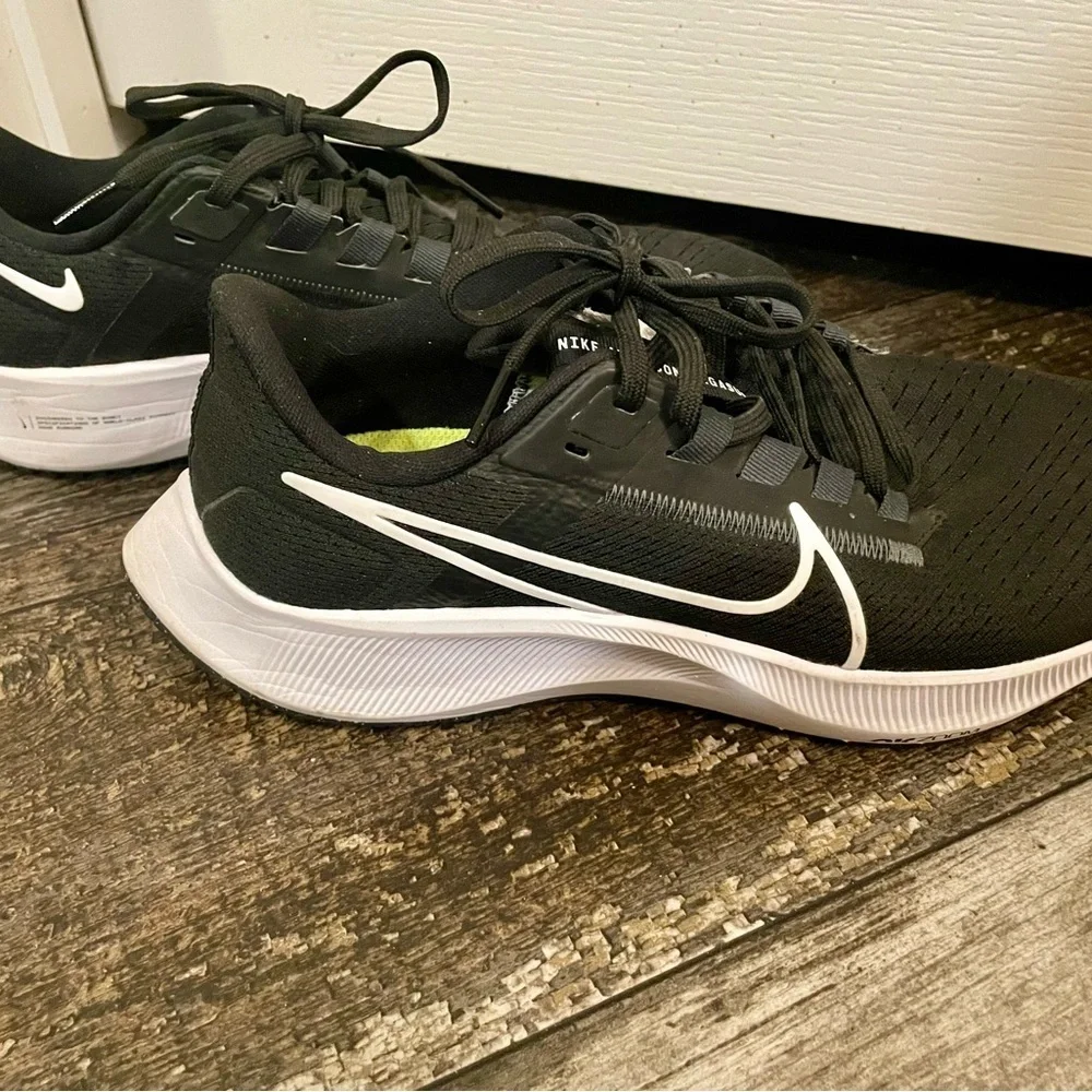 Nike Black and White Running Shoes Like New!